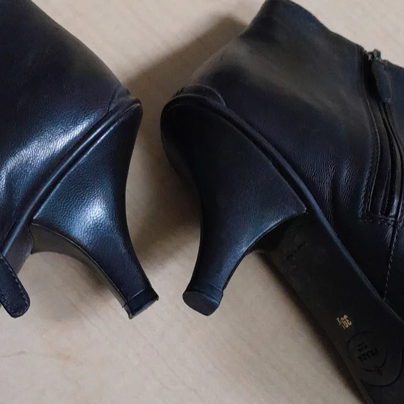 PRADA KITTEN HEEL LEATHER BOOTIES SIZE 39.5 - Picture 6 of 17
